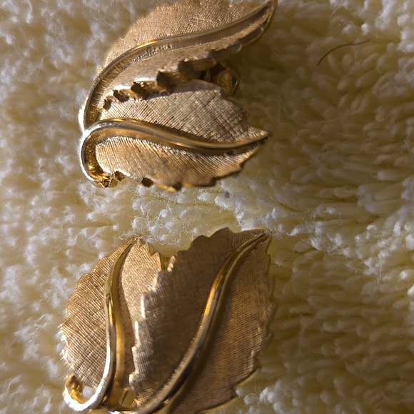 4609 TRIFARI Textured Gold Tone Vintage Leaf Shaped Elegant Gold Leaf Earrings.